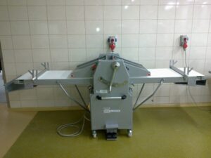 Wałkownice, stół do ciastek i maszyna do croissantów