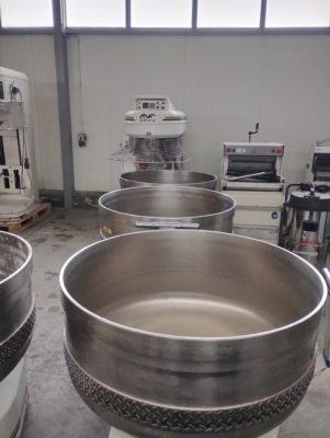 Mieszałka z wyjezdnymi dzieżami Mundial Forni 350 litrów