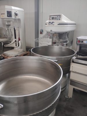 Mieszałka z wyjezdnymi dzieżami Mundial Forni 350 litrów