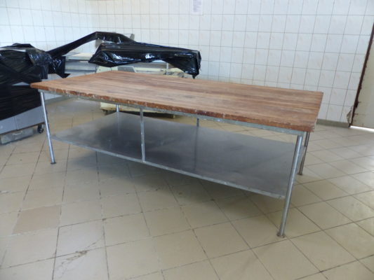 Stoły nierdzewne z blatami bukowymi